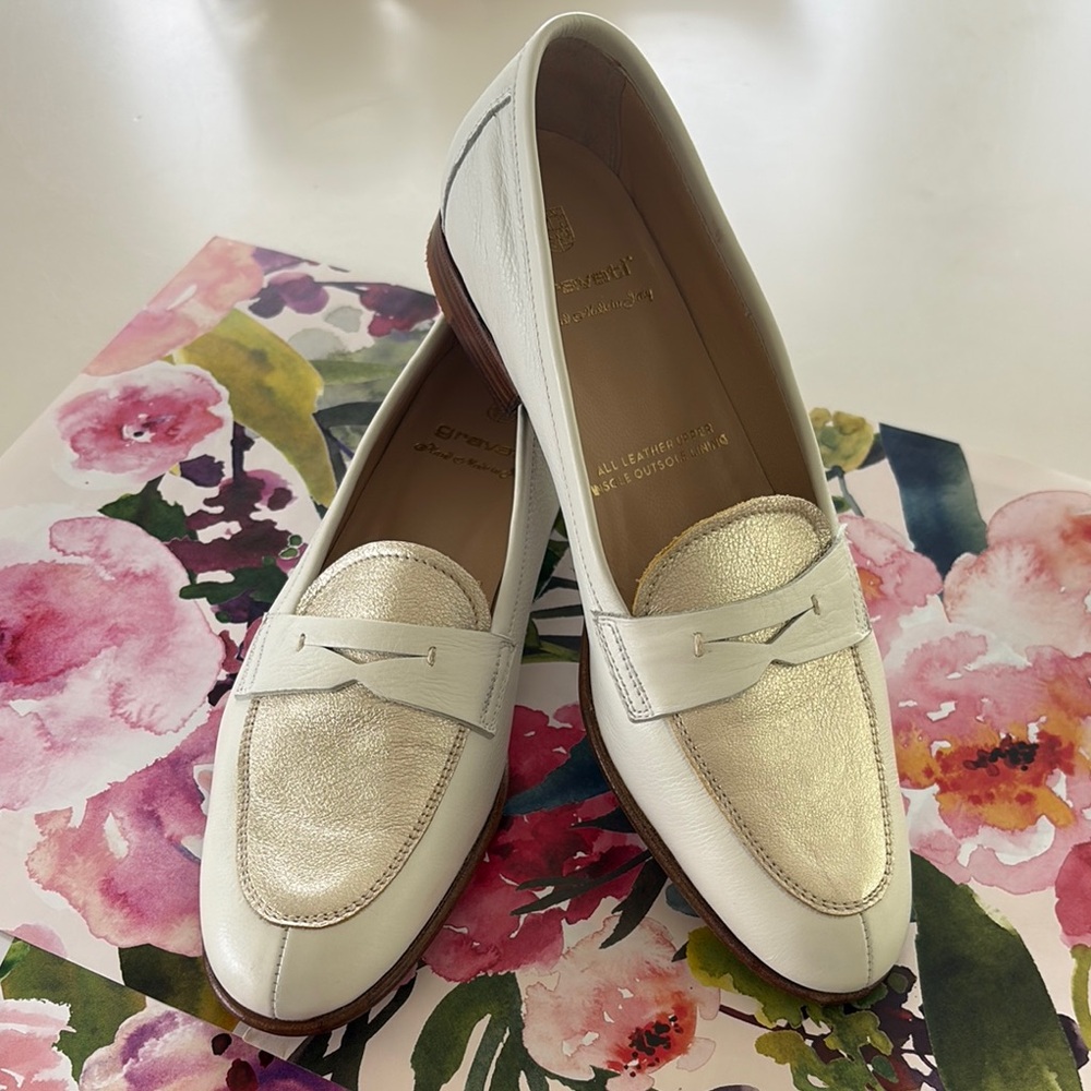 💔SOLD NWOT White & Gold Flats with Rounded Toe and Minimalist Design 6 1/2